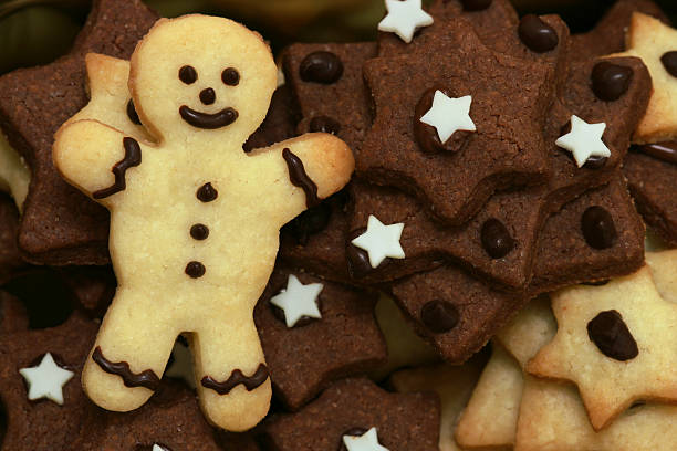 Estrela de natal em forma de Biscoitos e um cookie guy - fotografia de stock