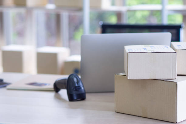 istock Entrepreneur desk in the office e-commerce 1562707169