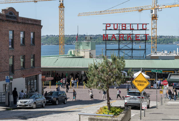 placa do mercado público sobre a entrada da pine street para o pike place market, seattle, eua - pike street - fotografias e filmes do acervo