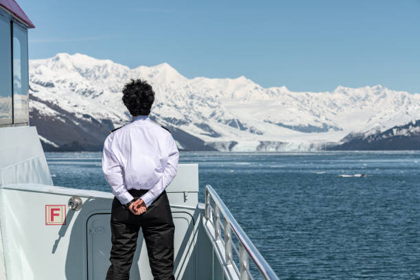 członek załogi obserwuje, jak łódź zbliża się do lodowca harvard w college fjord, alaska, usa, whittier, alaska, usa - alaska cruise iceberg water zdjęcia i obrazy z banku zdjęć