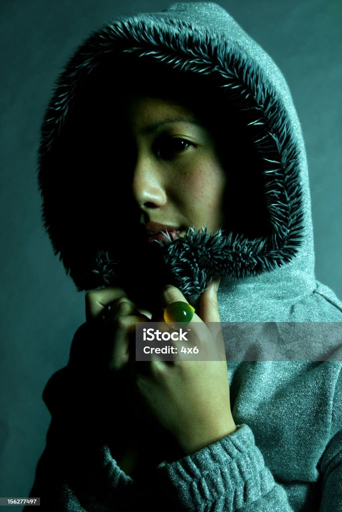 冷たい持つ若い女性のファー付きフードと顔 - 1人のロイヤリティフリーストックフォト