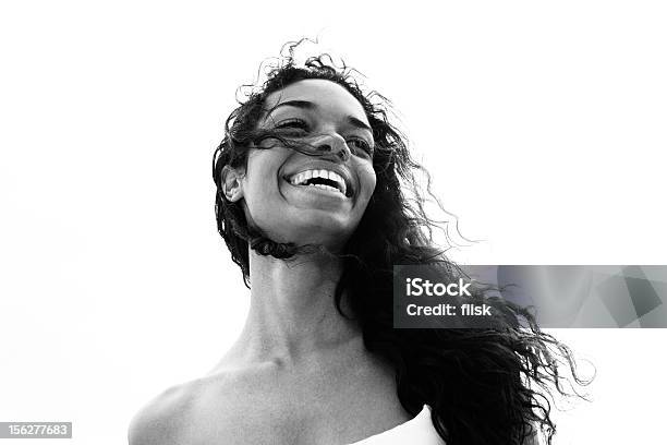 Porträt Des Schönen Lächelnde Junge Frau Stockfoto und mehr Bilder von Attraktive Frau - Attraktive Frau, Braunes Haar, Eine Frau allein
