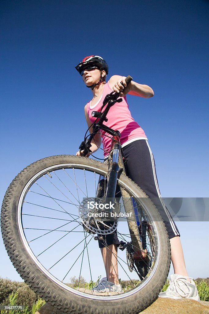 Junge Frau sitzt auf dem Mountainbike außerhalb in das Feld - Lizenzfrei Frauen Stock-Foto