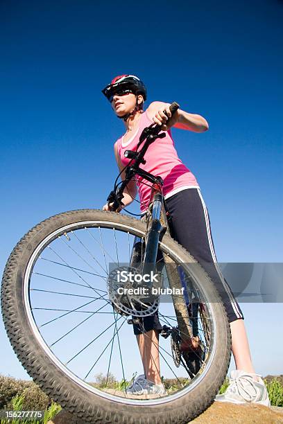 Junge Frau Sitzt Auf Dem Mountainbike Außerhalb In Das Feld Stockfoto und mehr Bilder von Frauen