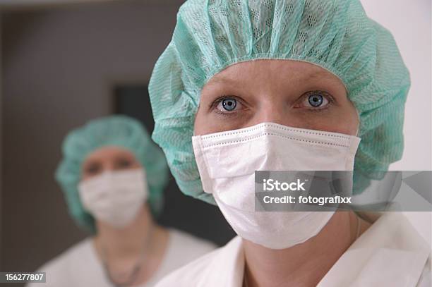 Zwei Krankenschwestern Mit Haarnetz Und Opmundschutz Stockfoto und mehr Bilder von Arbeitsstätten