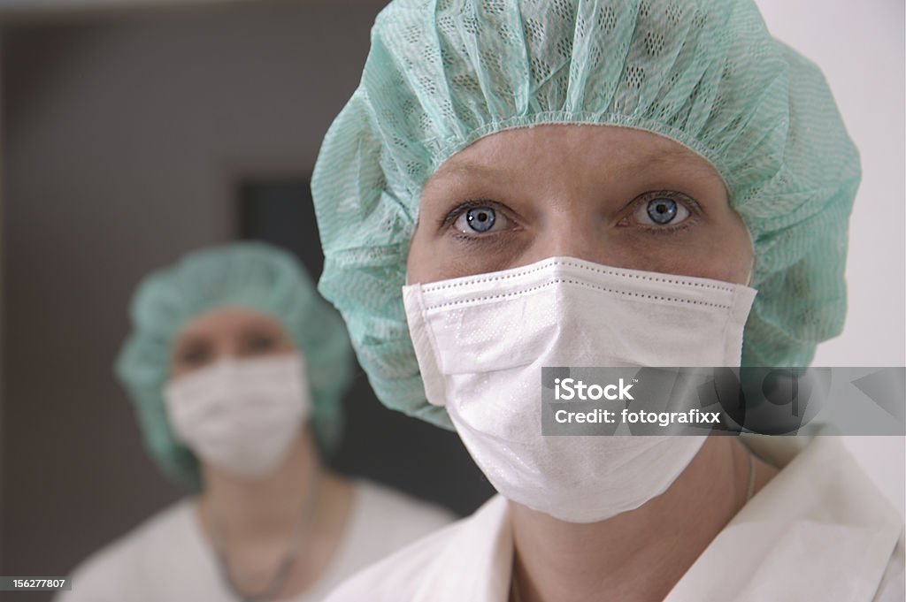 Deux infirmières en résille et Masque de chirurgien - Photo de Adulte libre de droits