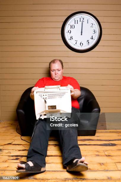 悲しむ男性が座ってソファーtv でラップ - カウチポテトのストックフォトや画像を多数ご用意 - カウチポテト, ソファ, リラクゼーション