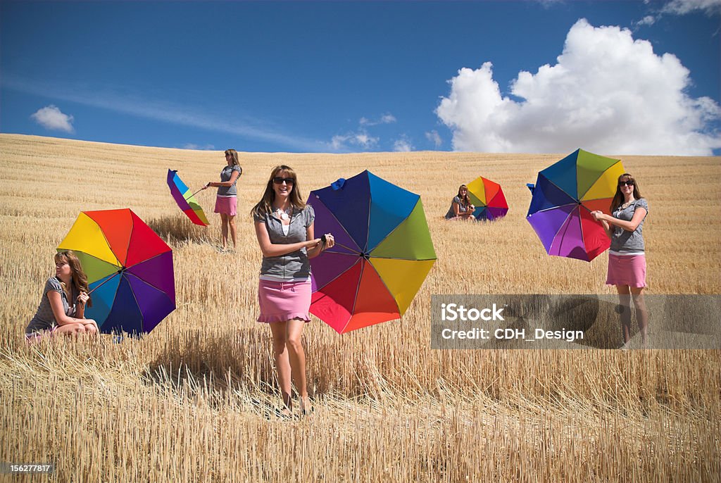 젊은 여자 쥠 레인보우 우산 현장, 다양한 야기되는 - 로열티 프리 개념과 주제 스톡 사진