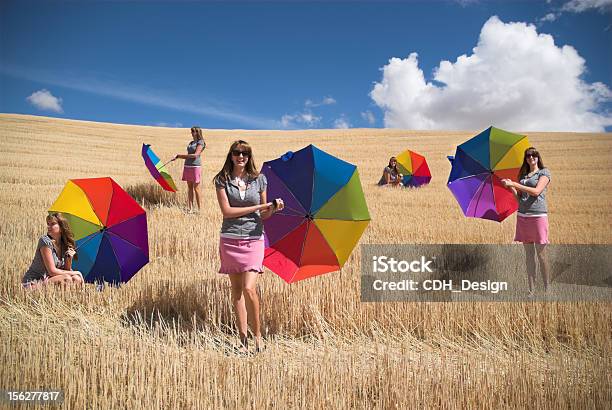 젊은 여자 쥠 레인보우 우산 현장 다양한 야기되는 개념과 주제에 대한 스톡 사진 및 기타 이미지 - 개념과 주제, 건강관리와 의술, 건강한 생활방식
