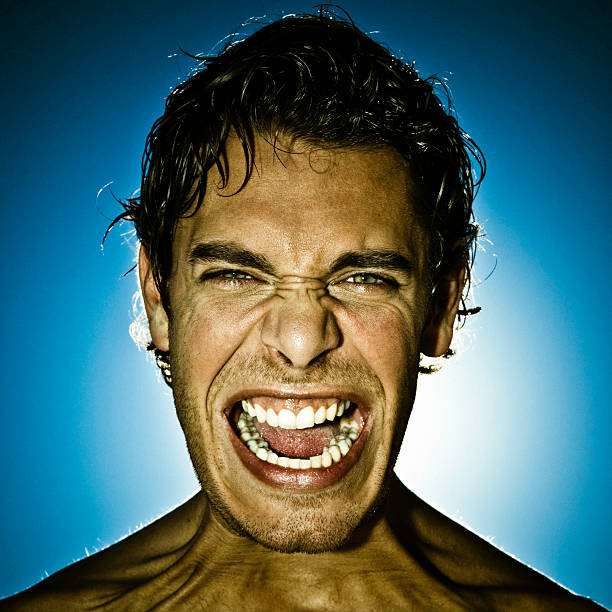 homme yelling avec un ciel bleu en arrière-plan - screaming little boys child human teeth photos et images de collection