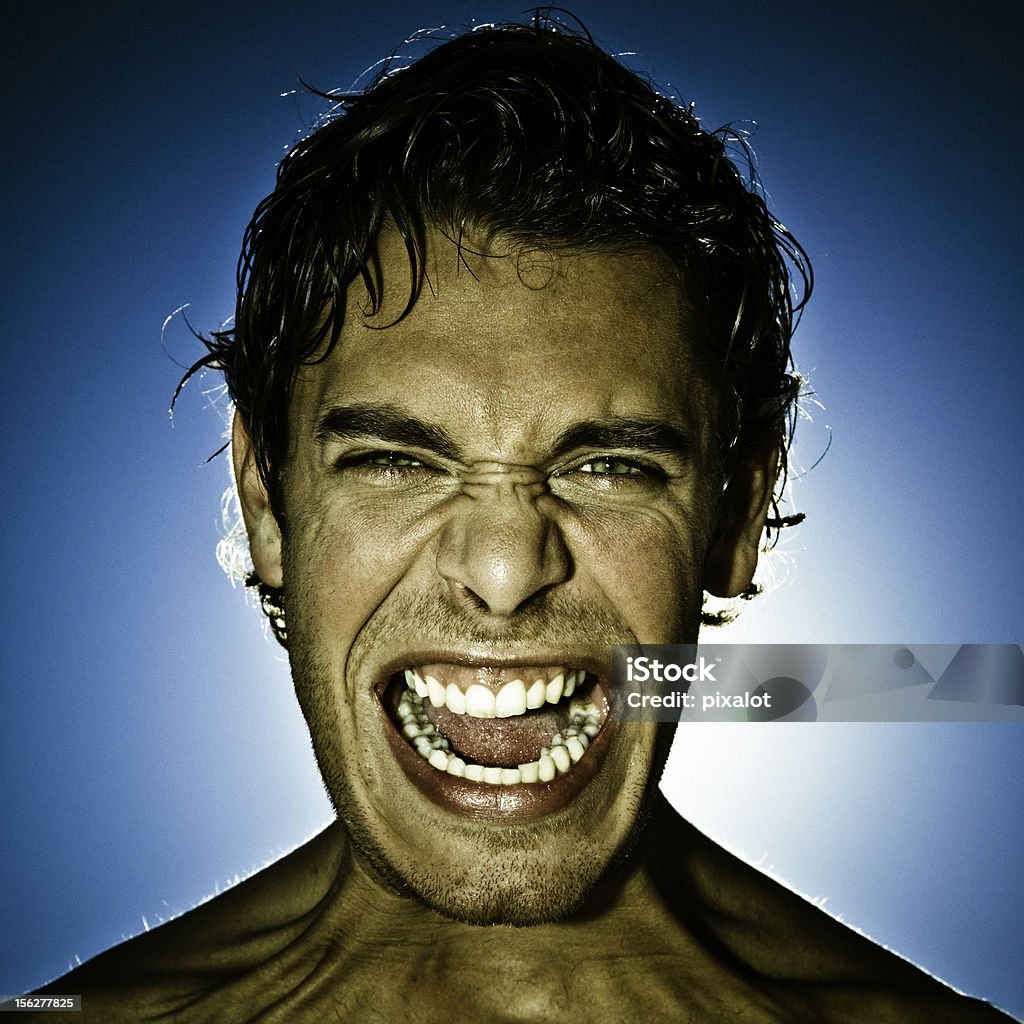 Homem gritar com um céu azul ao fundo - Foto de stock de Esforço royalty-free