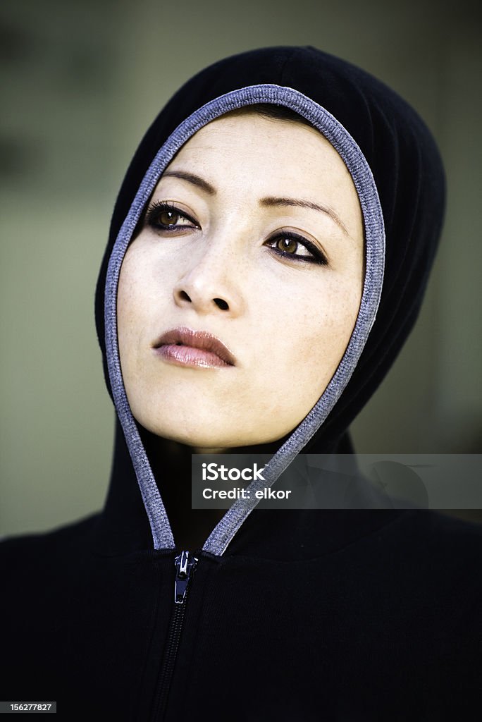 Retrato de mulher com capuz - Foto de stock de Adulto royalty-free