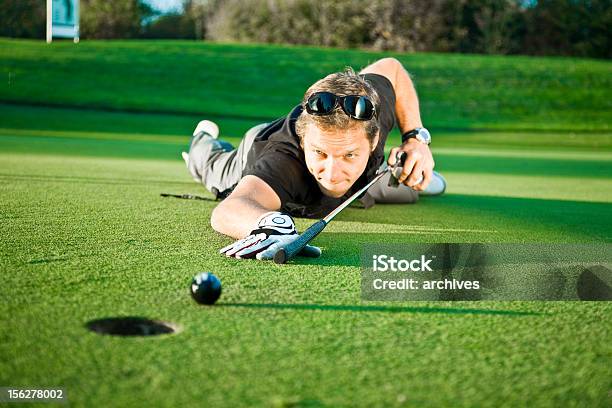 Photo libre de droit de Jeune Homme À Laide De Club De Golf Sur Le Green En Queue De Billard banque d'images et plus d'images libres de droit de Aboutissement