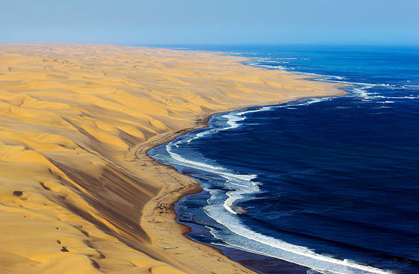 hohen dünen aus namibischen wüste und den atlantischen ozean - namibia stock-fotos und bilder