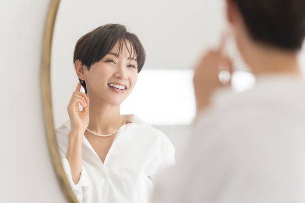 服を着た日本人女性の生活シーン。 - 美肌 日本人 40代 女性 スキンケア ストックフォトと画像