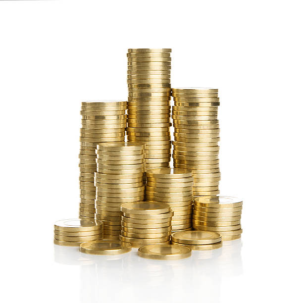 pila de monedas de oro - currency stack heap wealth fotografías e imágenes de stock