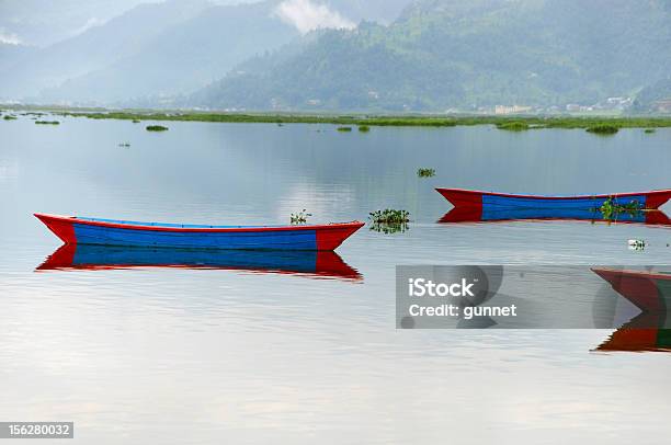 Invertida Reflexo De Barcos No Lago Phewa Pokhara - Fotografias de stock e mais imagens de Ajardinado - Ajardinado, Amanhecer, Amor