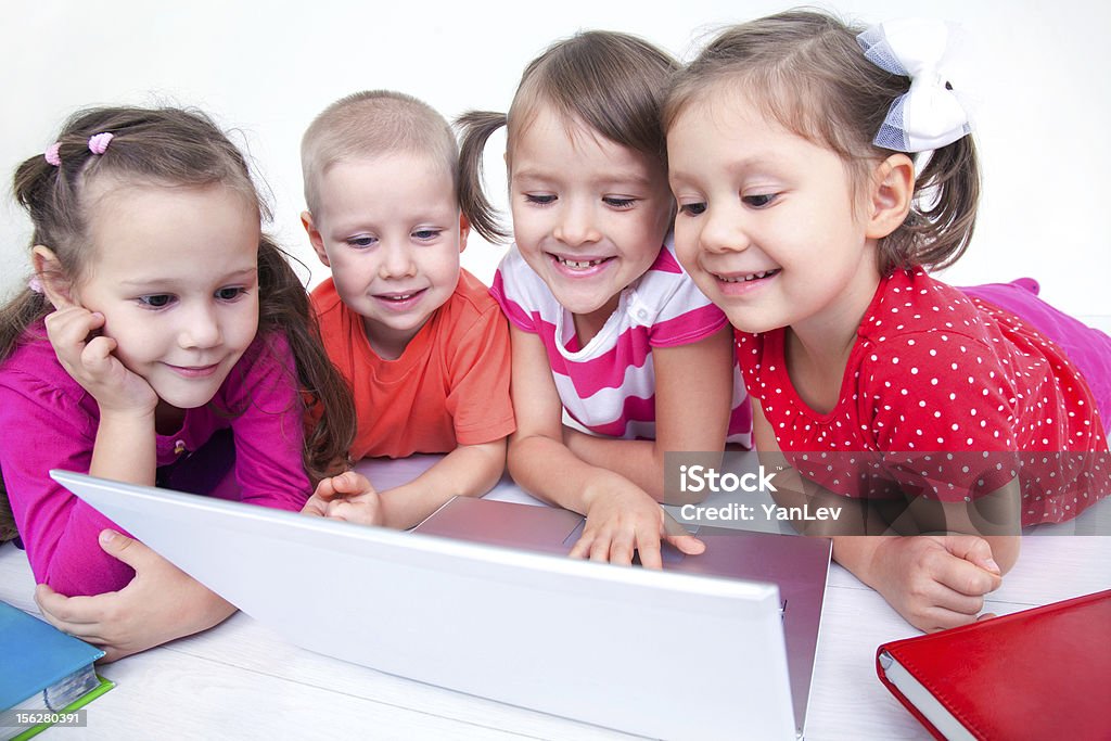 Bambini con il computer - Foto stock royalty-free di Adolescente