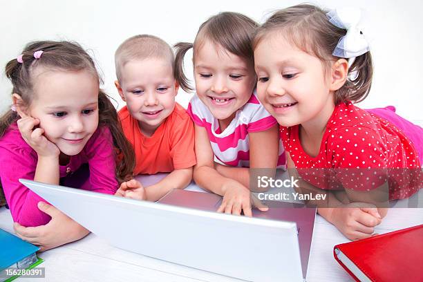 Bambini Con Il Computer - Fotografie stock e altre immagini di Adolescente - Adolescente, Affettuoso, Ambientazione interna
