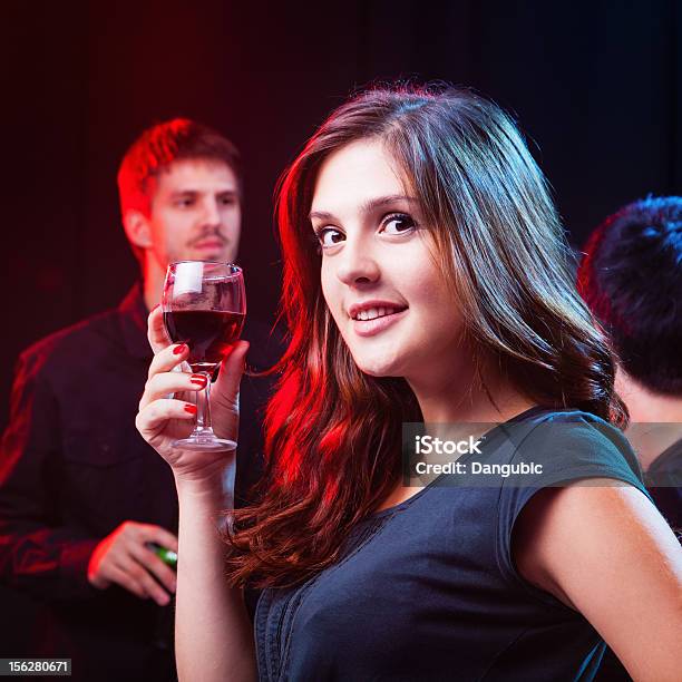 Foto de Amigos Desfrutando De Uma Festa Em Boate e mais fotos de stock de Adulto - Adulto, Alegria, Amizade