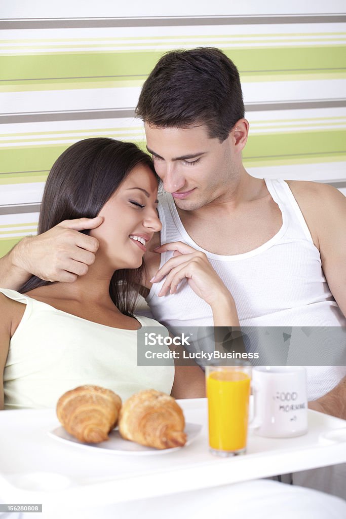 Zärtlich Paar mit Frühstück im Bett - Lizenzfrei Attraktive Frau Stock-Foto