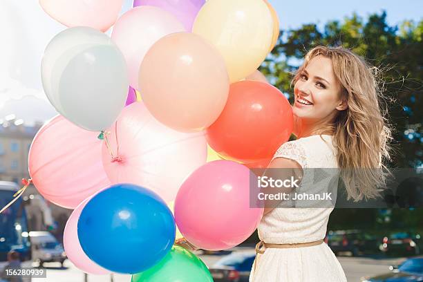 Mujer Con Globos Foto de stock y más banco de imágenes de Globo - Decoración - Globo - Decoración, Mujeres, Sólo mujeres