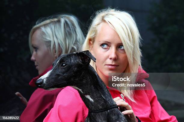 Niña Con Perro Foto de stock y más banco de imágenes de Mujeres - Mujeres, Sólo mujeres, Una sola mujer