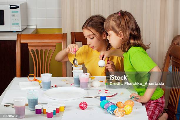 Due Bambine Dipinto Su Uova Di Pasqua - Fotografie stock e altre immagini di Bambino - Bambino, Colorare, Uovo di Pasqua