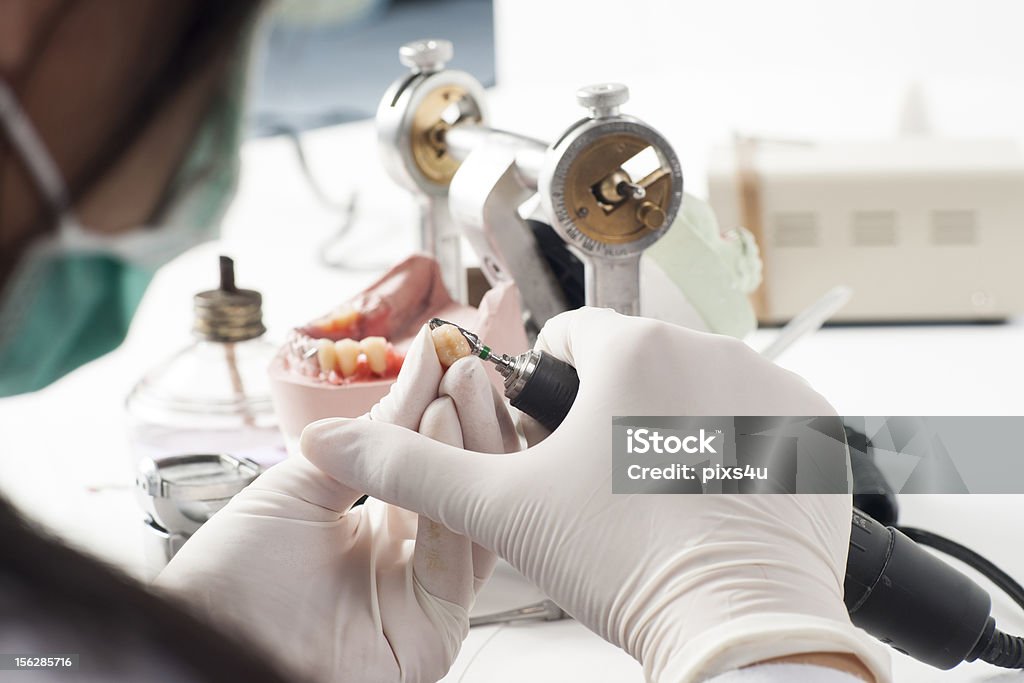 Technicien dentaire articulator de travail avec - Photo de Laboratoire libre de droits