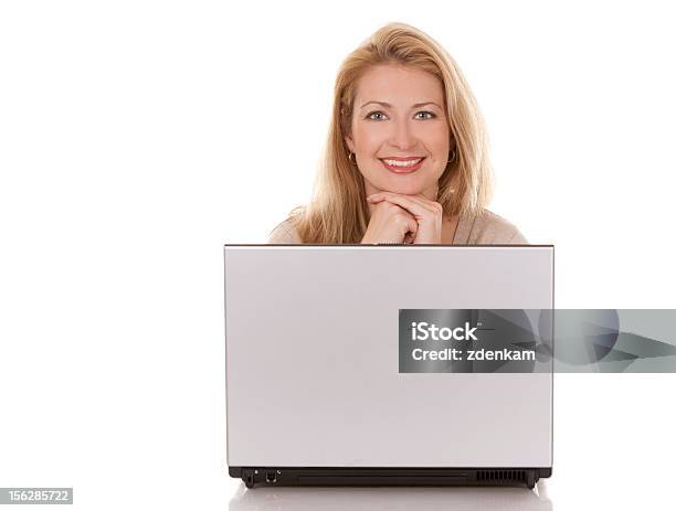 Foto de Mulher Usando Laptop e mais fotos de stock de 40-49 anos - 40-49 anos, Adulto, Adulto maduro