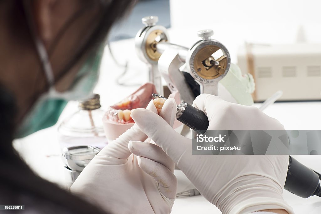 Técnico trabajando con articulator Dental - Foto de stock de Adulto libre de derechos