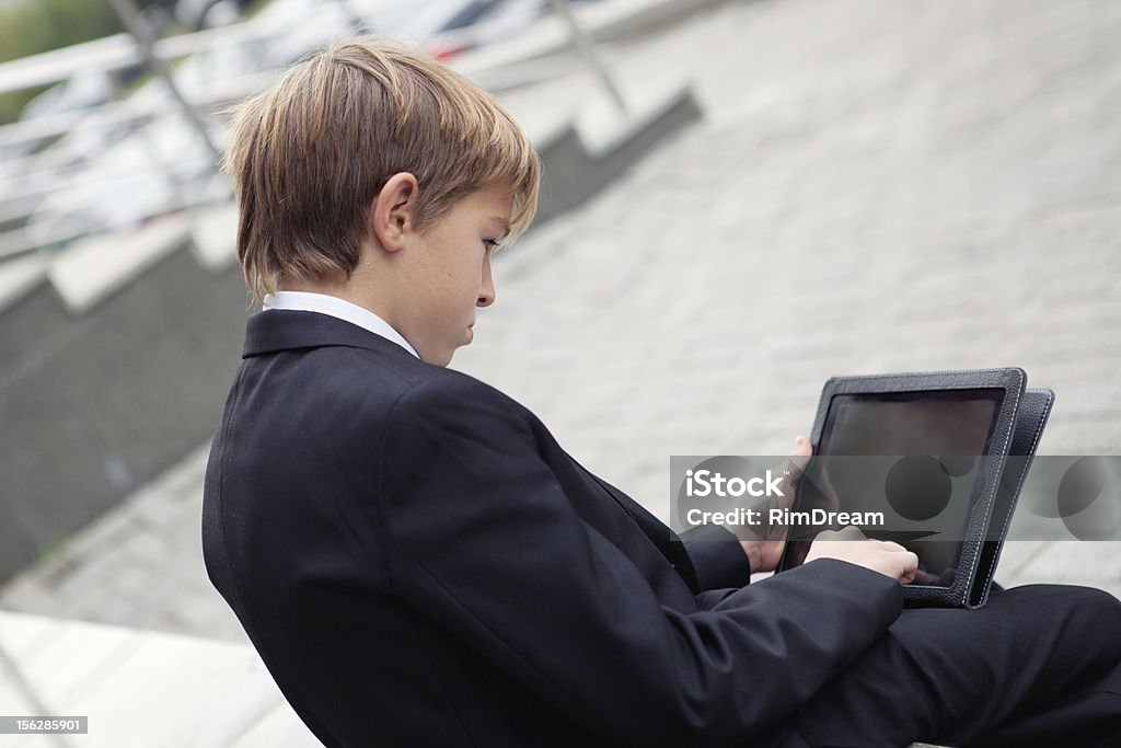 Schule Junge mit elektronischen tablet sitzen, - Lizenzfrei Berührungsbildschirm Stock-Foto