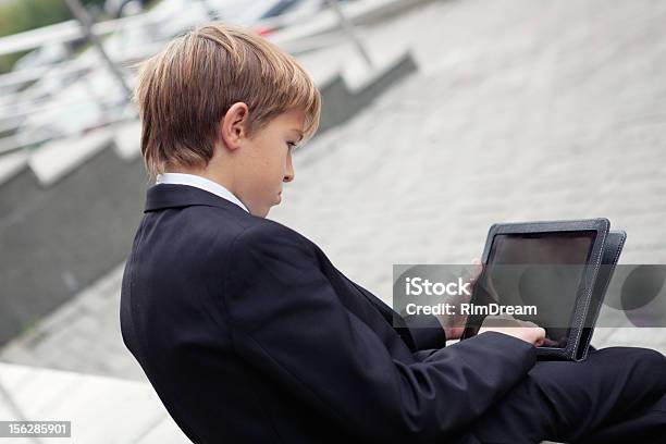 Schule Junge Mit Elektronischen Tablet Sitzen Stockfoto und mehr Bilder von Berührungsbildschirm - Berührungsbildschirm, Bildung, Computer