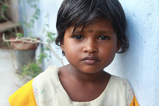 ritratto di ragazza povero villaggio indiano - povertà asia foto e immagini stock