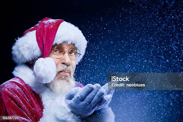 Santa Claus Mandar Um Punhado De Neve - Fotografias de stock e mais imagens de Fundo azul - Fundo azul, Pai Natal, Adulto