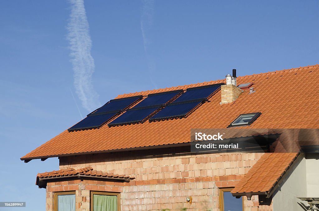 Collection d'énergie solaire sur le toit - Photo de Brique libre de droits