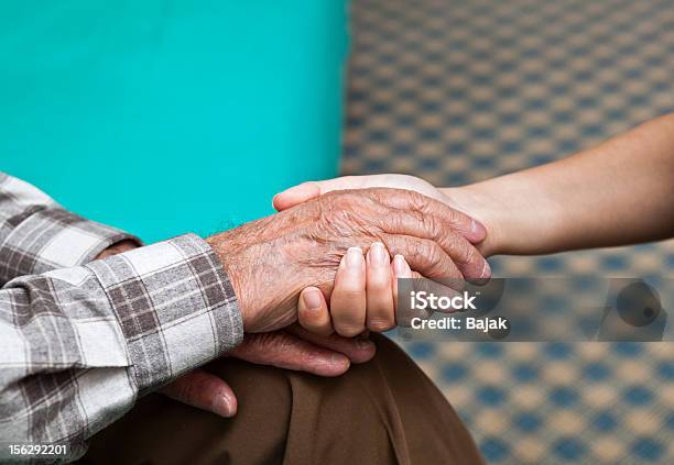 Le Mani - Fotografie stock e altre immagini di 70-79 anni - 70-79 anni, 80-89 anni, Accudire