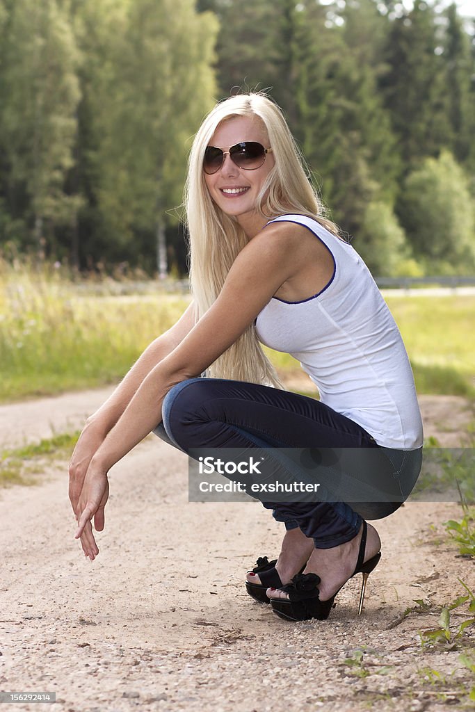 Симпатичная блондинка модель в солнцезащитные очки на открытом воздухе - Стоковые фото Вертикальный роялти-фри