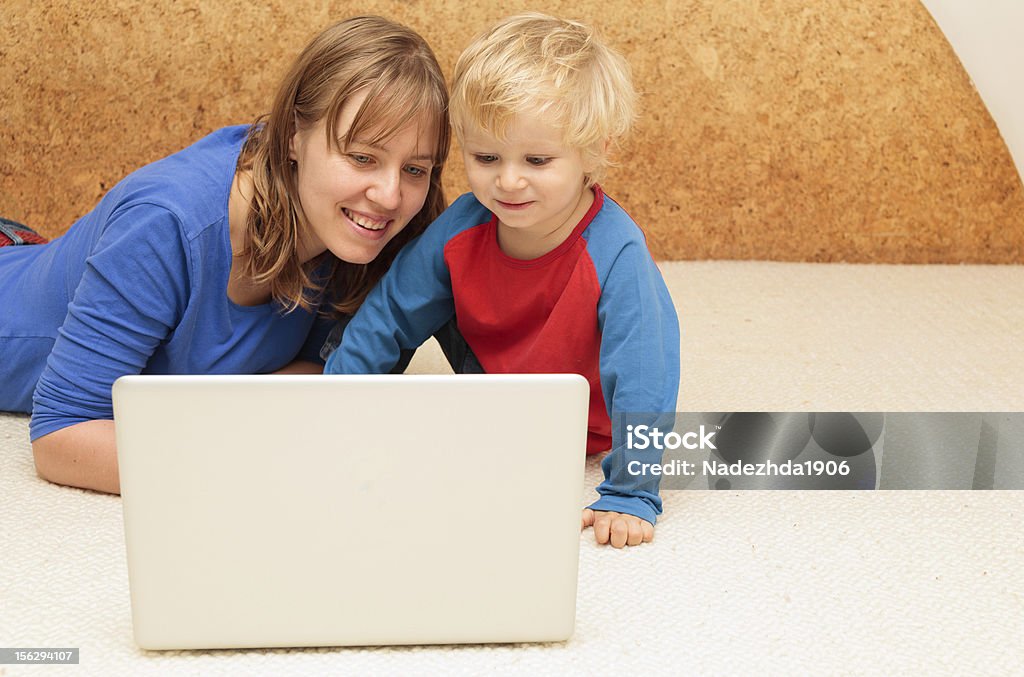 Rodzina z komputera w domu - Zbiór zdjęć royalty-free (Blond włosy)