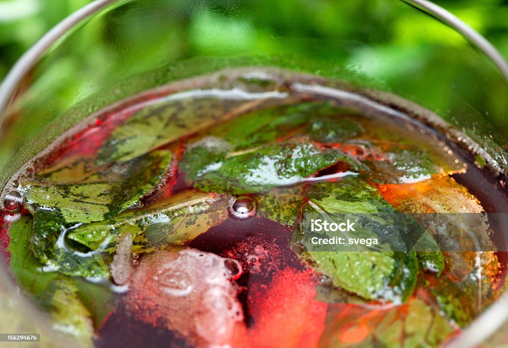 Primo piano di un cocktail freddo con foglie di menta fresca - Foto stock royalty-free di Alchol