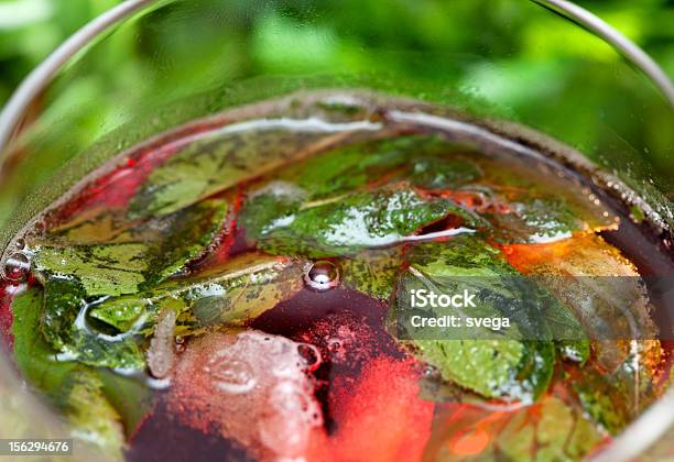 Primo Piano Di Un Cocktail Freddo Con Foglie Di Menta Fresca - Fotografie stock e altre immagini di Alchol