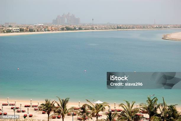 Photo libre de droit de La Plage De Lhôtel De Luxe Sur Lîle Palm Jumeirah banque d'images et plus d'images libres de droit de Atlantis The Palm