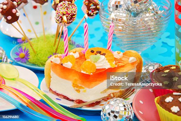 Foto de Bolo Com Três Velas De Mesa De Festa De Aniversário Da Criança e mais fotos de stock de Aniversário