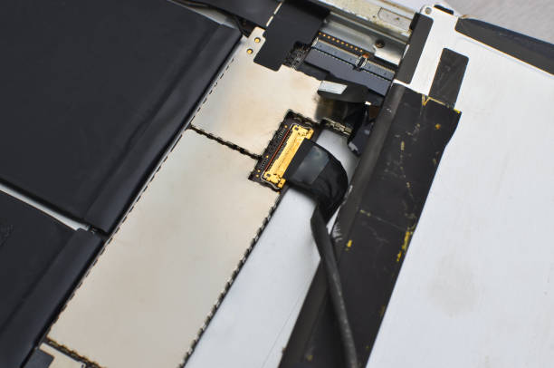 istock Examining the inside of a high-end tablet, with an emphasis on advanced repair capability. 1562975555