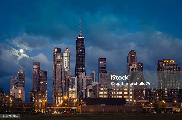 Cidade De Chicago Skyline - Fotografias de stock e mais imagens de Anoitecer - Anoitecer, Ao Ar Livre, Arquitetura