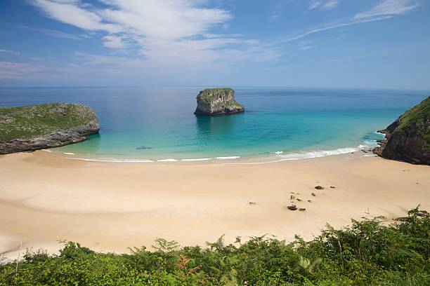 ballota la playa con los islotes - asturiana fotografías e imágenes de stock