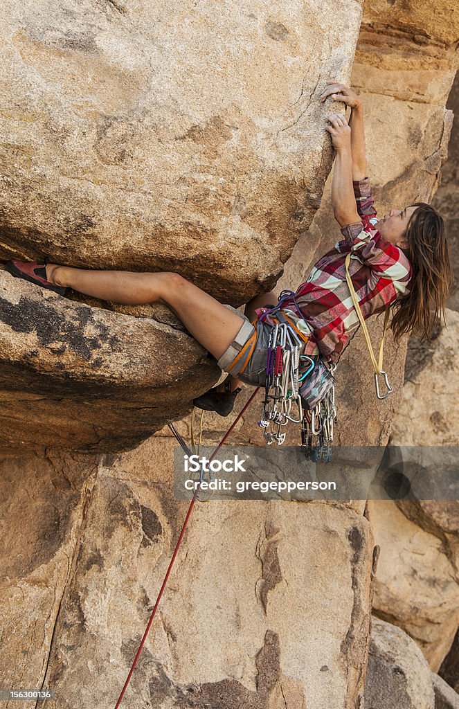 Женский �альпинист хватать скалы. - Стоковые фото Борьба роялти-фри