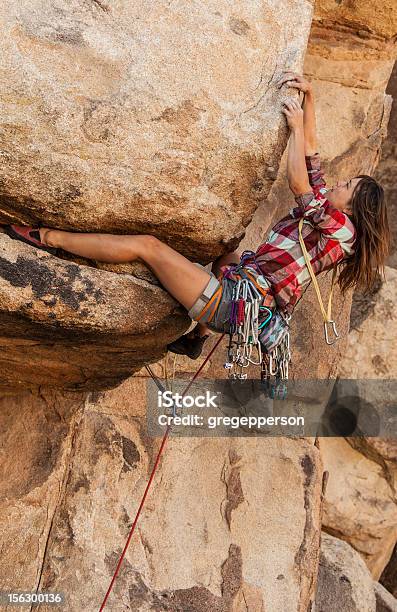 Женский Альпинист Хватать Скалы — стоковые фотографии и другие картинки Борьба - Борьба, Вертикальный, Вешать