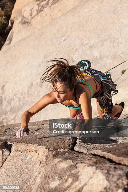 Alpinista Femmina Presa Sulla Roccia - Fotografie stock e altre immagini di Ambientazione esterna - Ambientazione esterna, Arrampicata su roccia, Avventura