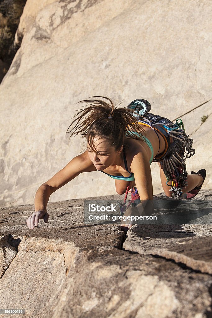 Женский альпинист хватать скалы. - Стоковые фото Борьба ро�ялти-фри